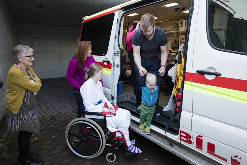 Slökkviliðsmenn í heimsókn á barnaspítalanum