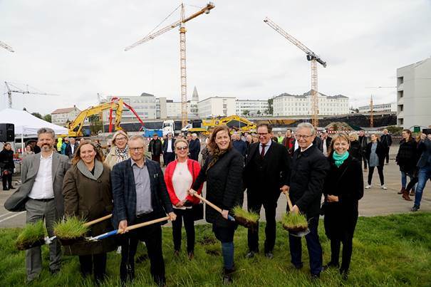 Fyrsta skóflustunga tekin að nýju rannsóknarhúsi Landspítala við Hringbraut 