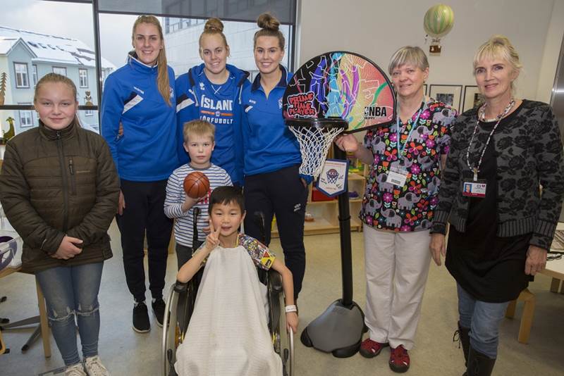 Landsliðskonur í körfubolta heimsóttu Barnaspítala Hringsins