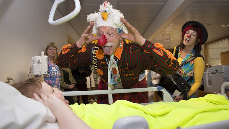 Trúðurinn Patch Adams vakti kátínu á barnaspítalanum