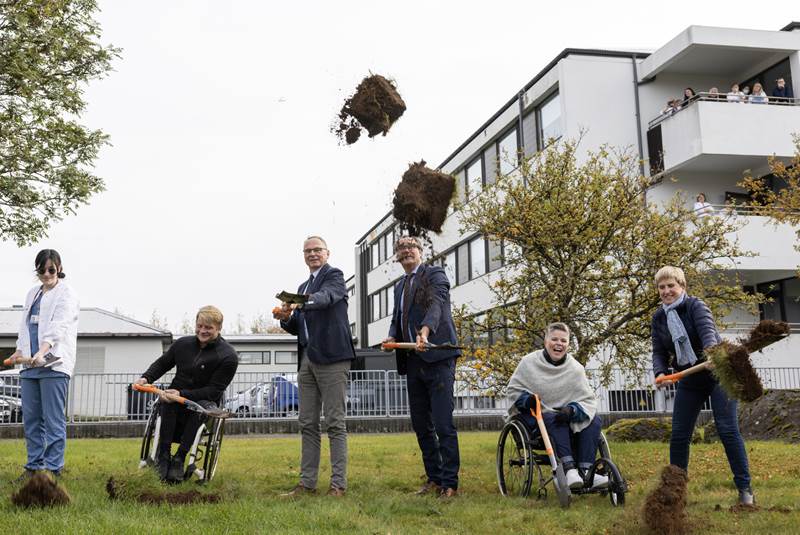 Fyrsta skóflustunga tekin að nýrri viðbyggingu við Grensásdeild Landspítala - söfnunar- og skemmtiþáttur 6. október