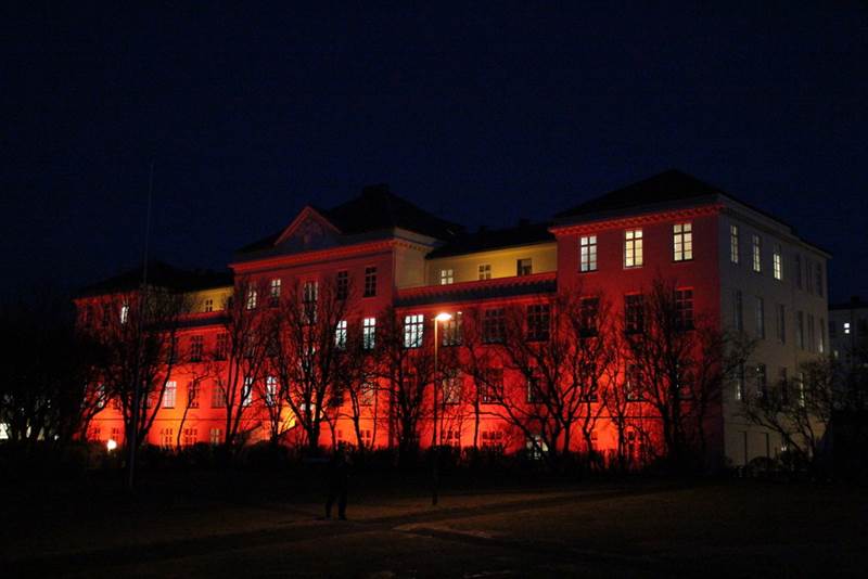 Landspítali í rauðum lit minnir á GoRed átakið