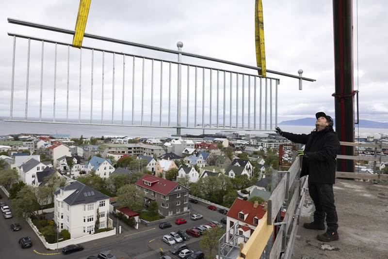 Handriðin prýða aftur turninn á Landakoti eftir endurbætur á þeim